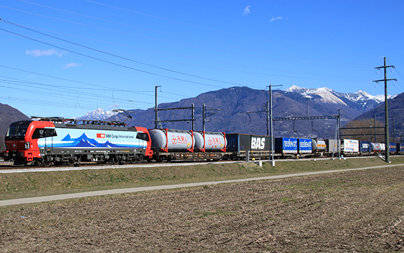 Alpenquerender Güterzug gezogen von einer Lok von SBB Cargo International.